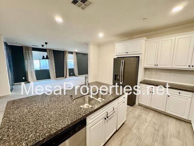 Building Photo - 3134 E La Avenida Dr