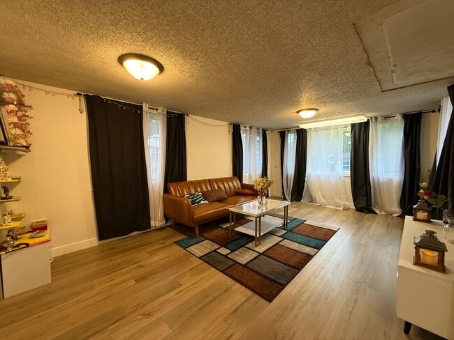 Building Photo - Beautiful 4 bed 2.5 Bath Bloomington SF Ho...