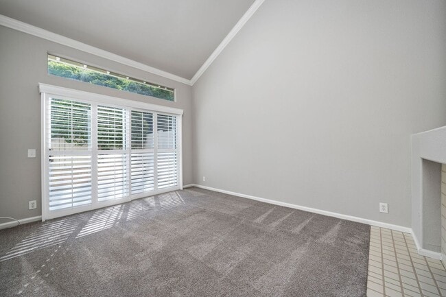 Building Photo - Well Maintained 3 Bedroom Condo in Gated R...