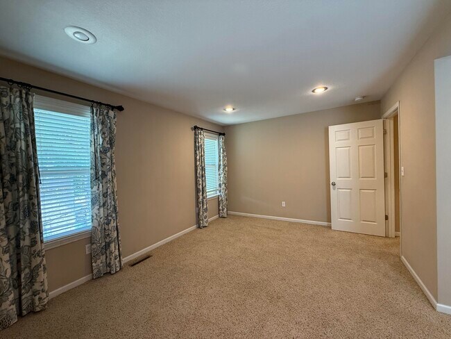 Building Photo - 405 S Village Cir