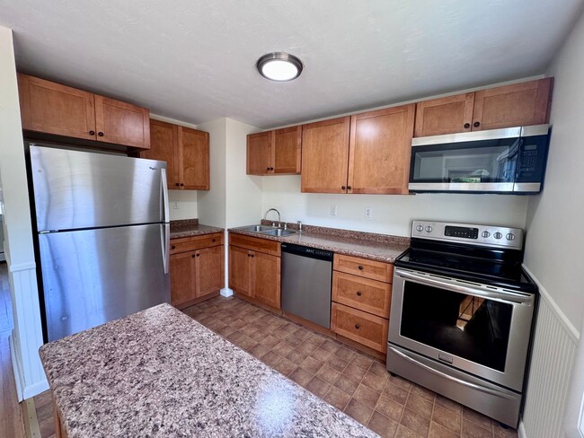 Building Photo - Spacious, sun-filled living with a backyar...