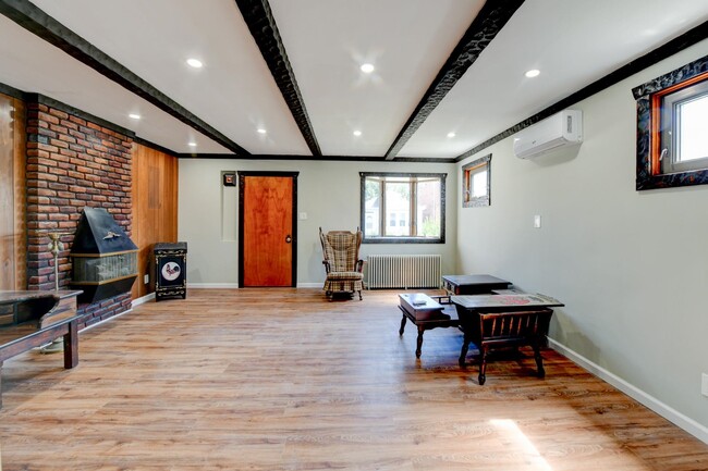 Building Photo - 815 3rd St
