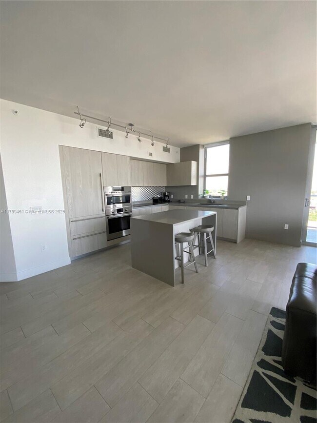 Building Photo - 4010 S Ocean Dr
