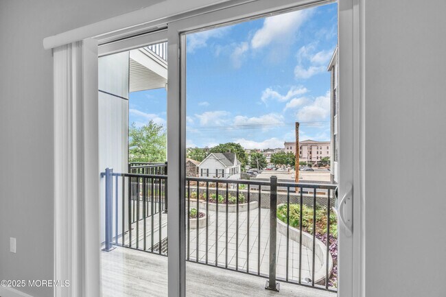 Building Photo - 120 Monmouth St