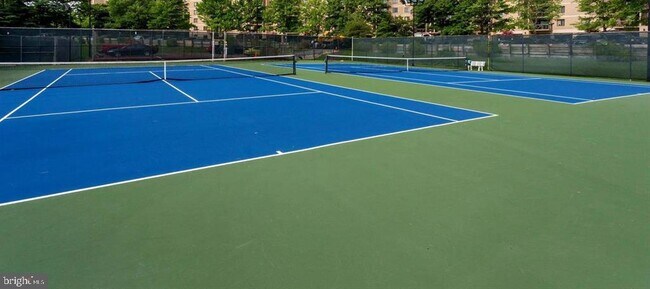 Building Photo - 205 Yoakum Pkwy