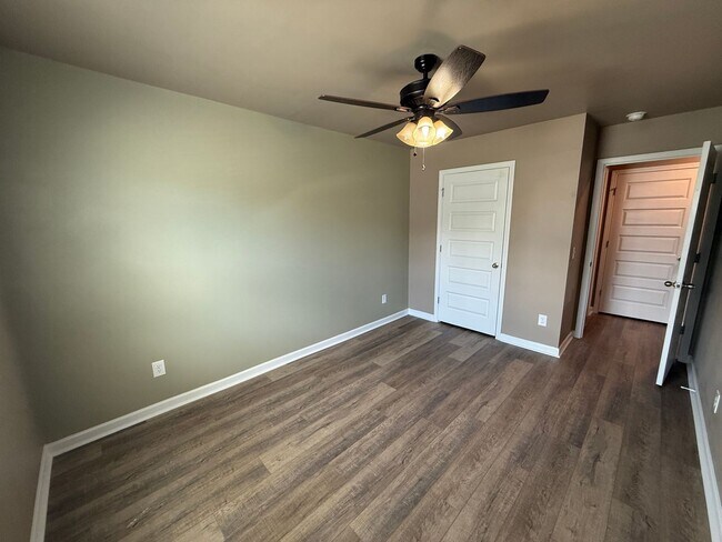 Building Photo - Open concept 4 bed, 2.5 bath home with fen...