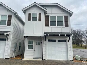 Building Photo - Off Stewart's Ferry Pk in Donelson with fe...