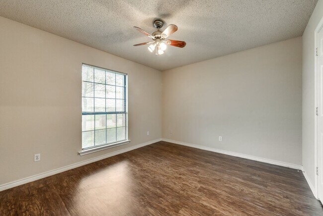 Building Photo - **COMING SOON** BEAUTIFUL CORNER LOT! Love...