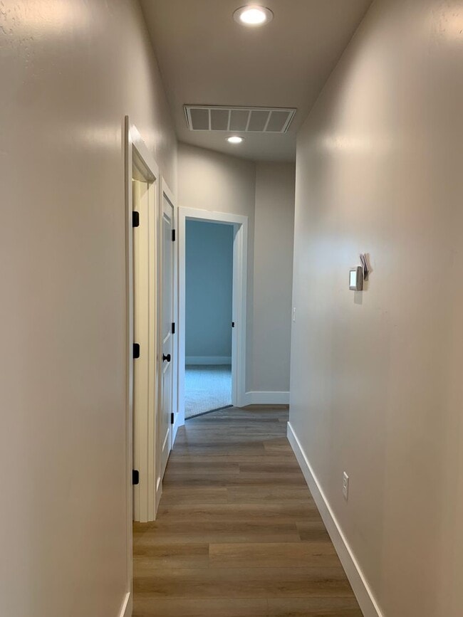 Building Photo - 3 Bedroom 2 Bath Single Family home with L...