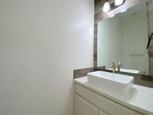 Building Photo - East El Paso 4 bed/ 2.5 Bath Refrig A/C