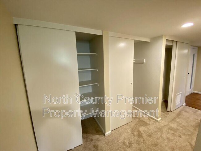 Building Photo - 2420 Torrey Pines Rd