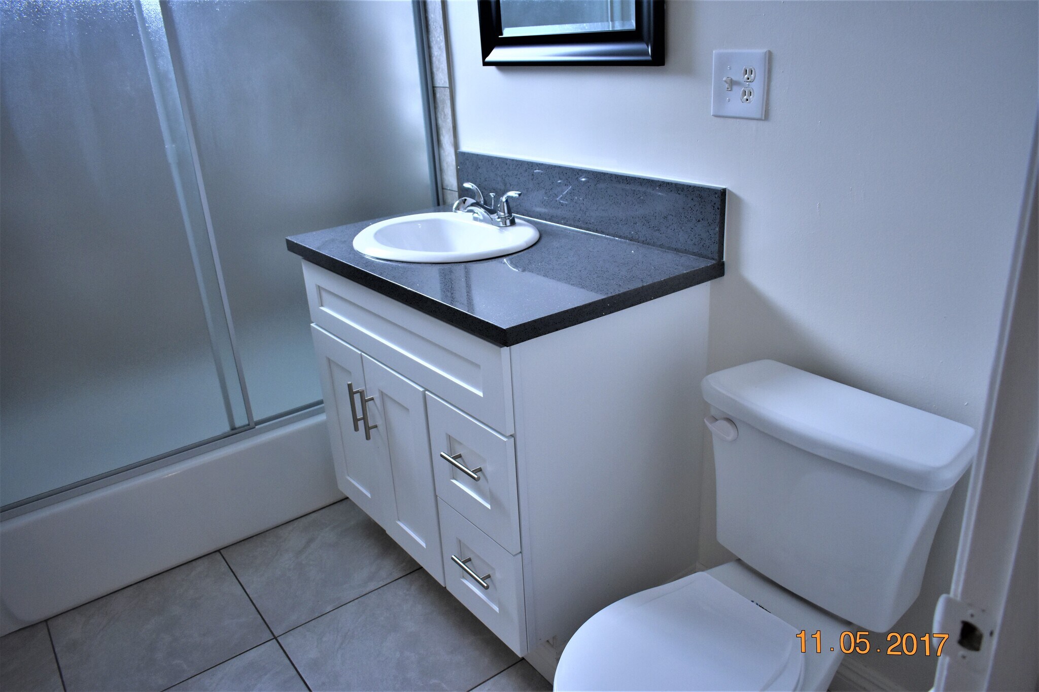 Master bath with the tub / contemporary style - 1475 S Wooster St