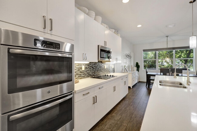 Building Photo - 100 NW 69th Cir