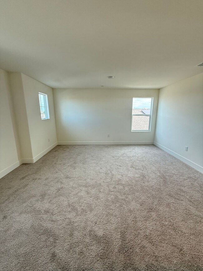 Building Photo - Stunning New-Construction two-story home 5bed 3bath