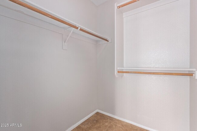 Building Photo - 208 E Devon Dr