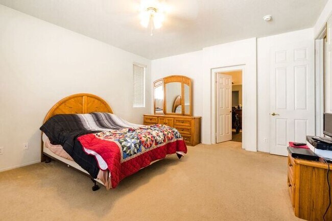 Building Photo - 4 Bed Home for Rent Palmdale CA 93551