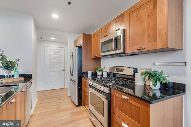 Building Photo - 5750 Bou Ave