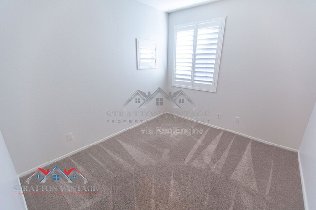 Building Photo - 661 E Julian Dr