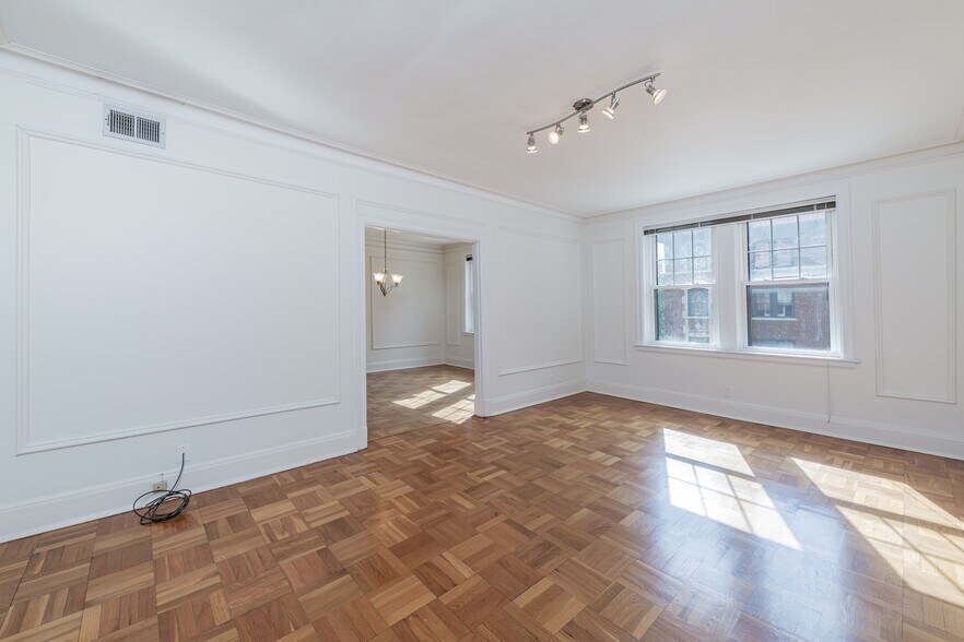 Building Photo - 7515 Buckingham Dr