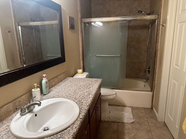 Building Photo - Spacious 4-Bedroom Home with Cozy Kitchen ...