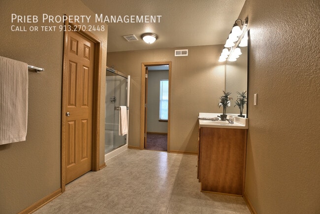 Building Photo - 852 S Woodson Ct