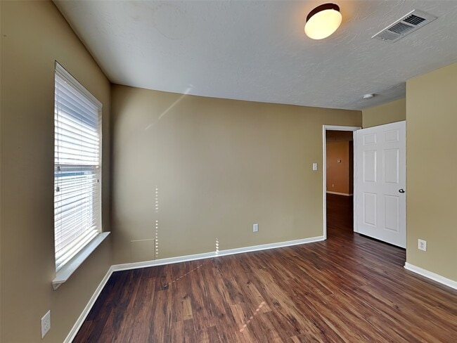 Building Photo - 913 Almond St