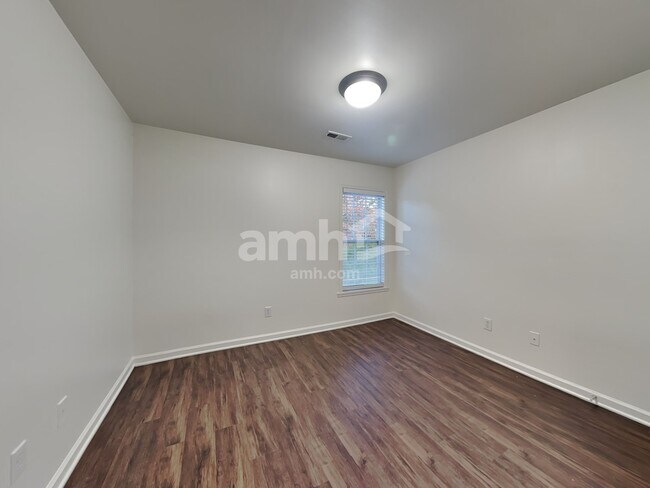 Building Photo - 606 3 Oaks Dr