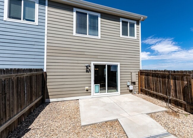 Building Photo - Cute End Unit 3 Bedroom Townhome in Lorson Ranch Next to Open Space