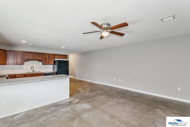 Building Photo - 3 bedroom 2 bath duplex
