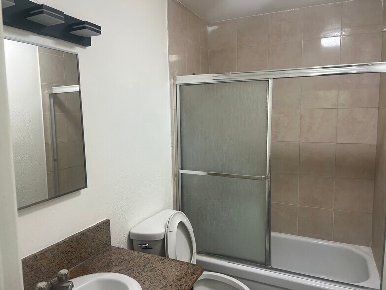 Building Photo - 5125 Bandera St