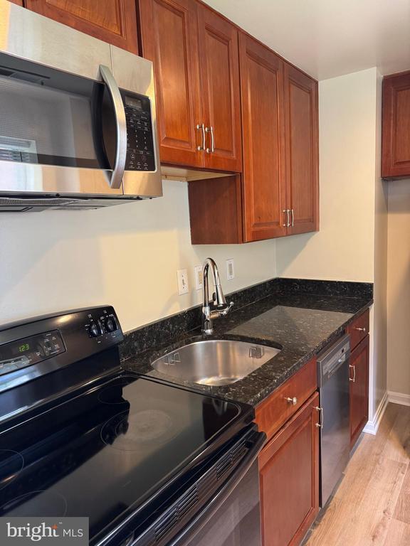 Building Photo - 1720 Queens Ln