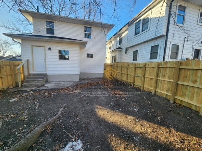 Building Photo - Renovated Fenced 4 Bedroom with 1.5 Bath, in Near East Side Available NOW!