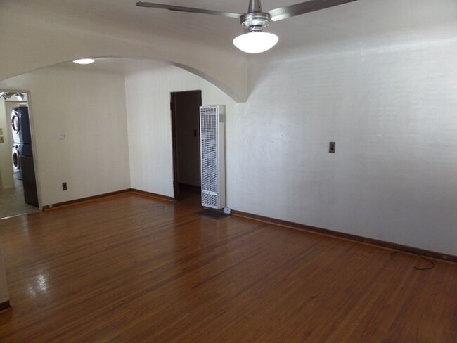 Building Photo - 2 Bedroom-1 Bathroom Single Story Home in ...