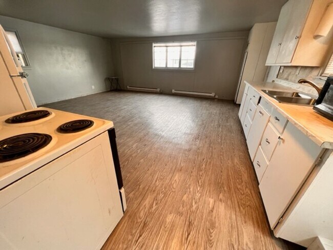 Building Photo - Studio Apartment Off of Federal Way