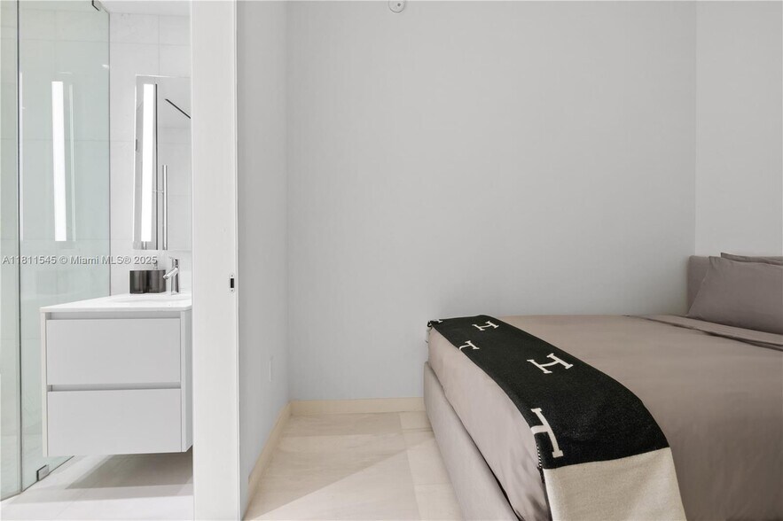 Building Photo - 300 Biscayne Blvd Way