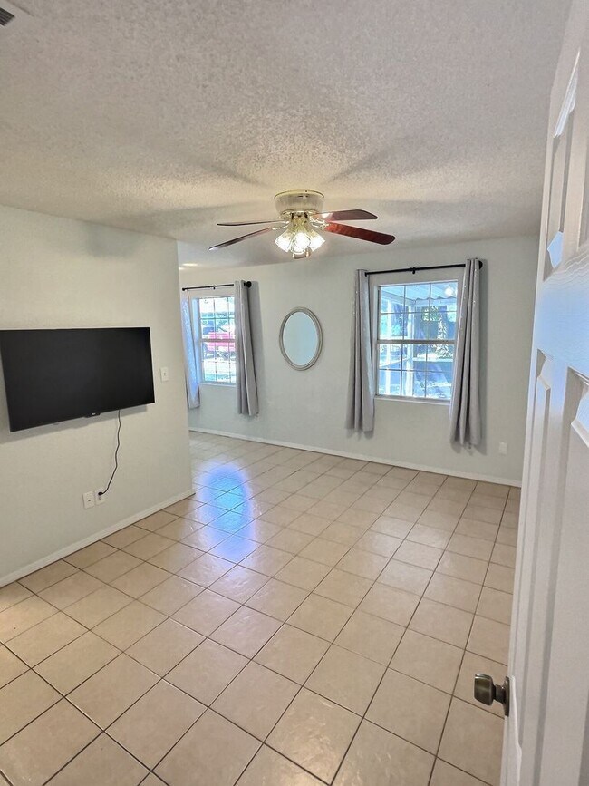 Building Photo - 3 Bedroom Home in Ocean Springs