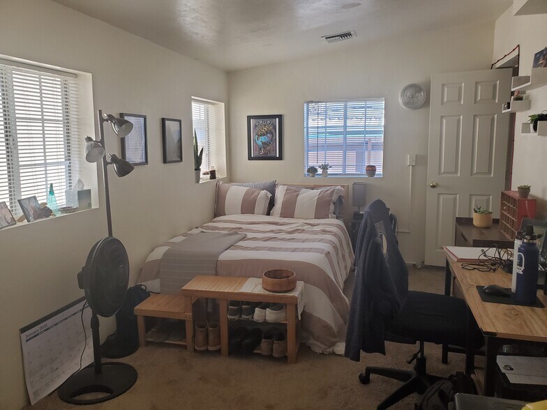 Building Photo - 1727 E 9th St