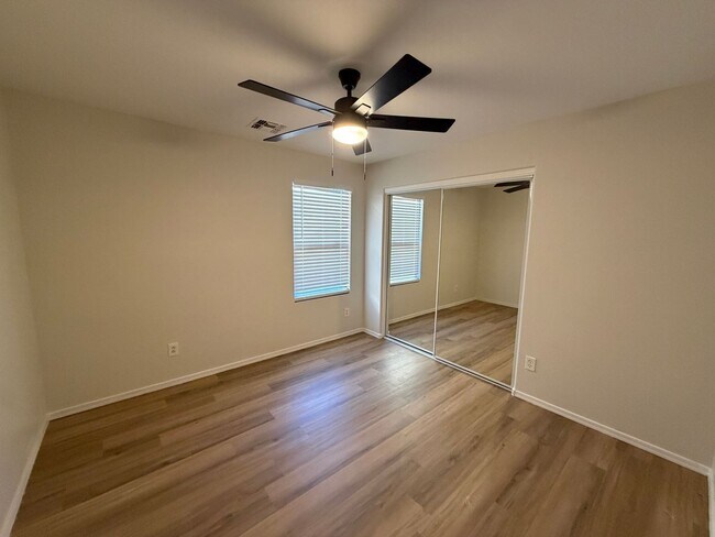 Building Photo - 13925 W Mauna Loa Ln