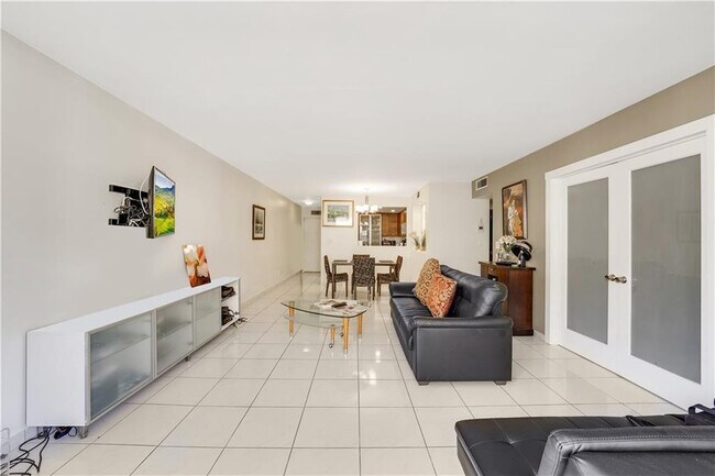 Building Photo - 3140 S Ocean Dr