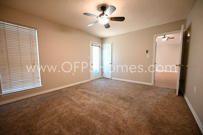 Building Photo - 636 Emerald Ln
