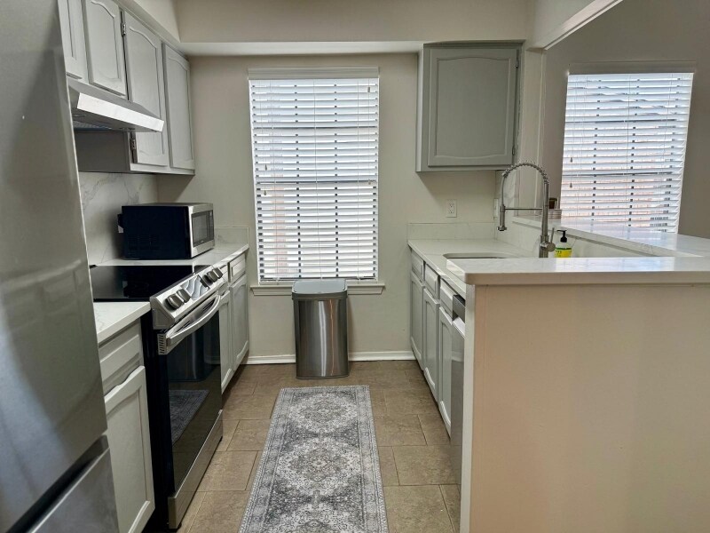 Building Photo - 2932 Manhattan Blvd