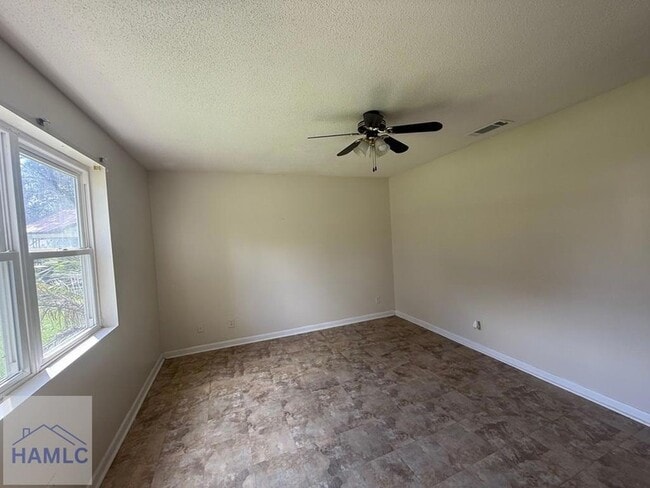 Building Photo - 814 Kelly Dr
