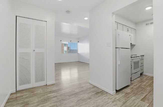 Building Photo - $1,295.95- 1 Bed, 1 Bath Condo in Denver with In Unit Washer/Dryer and Central AC!