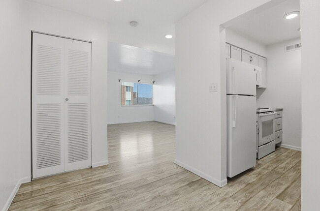 Building Photo - $1,495.95 - 1 Bed, 1 Bath Condo in Denver with In Unit Washer/Dryer and Central AC!