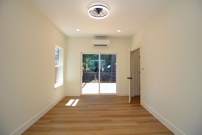 Building Photo - 4660-4660 SW Fairvale Ct