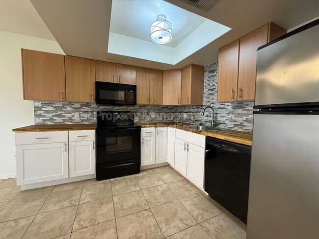 Building Photo - 2146 E 10th St