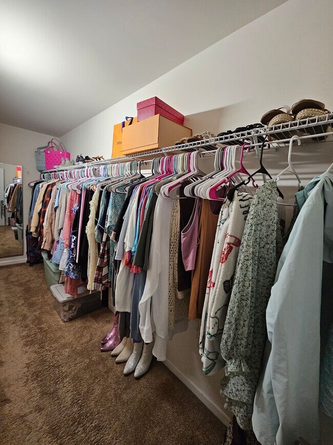 Building Photo - Spacious & Well Maintained Townhouse!