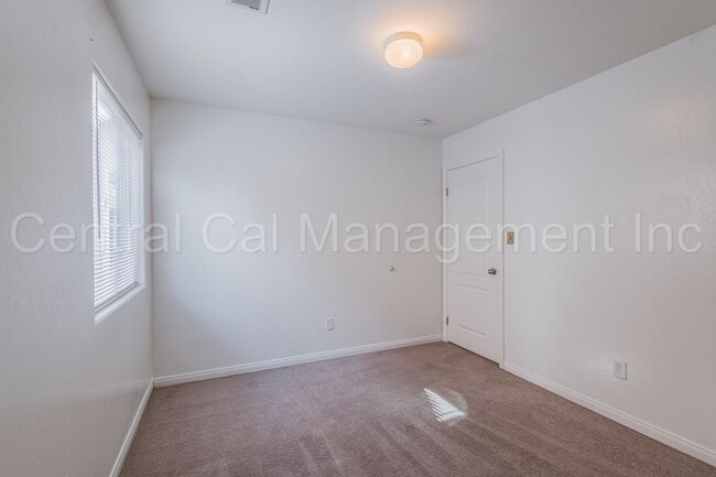 Building Photo - 4 Bedroom/2 Bath Home in Desired Southwest...
