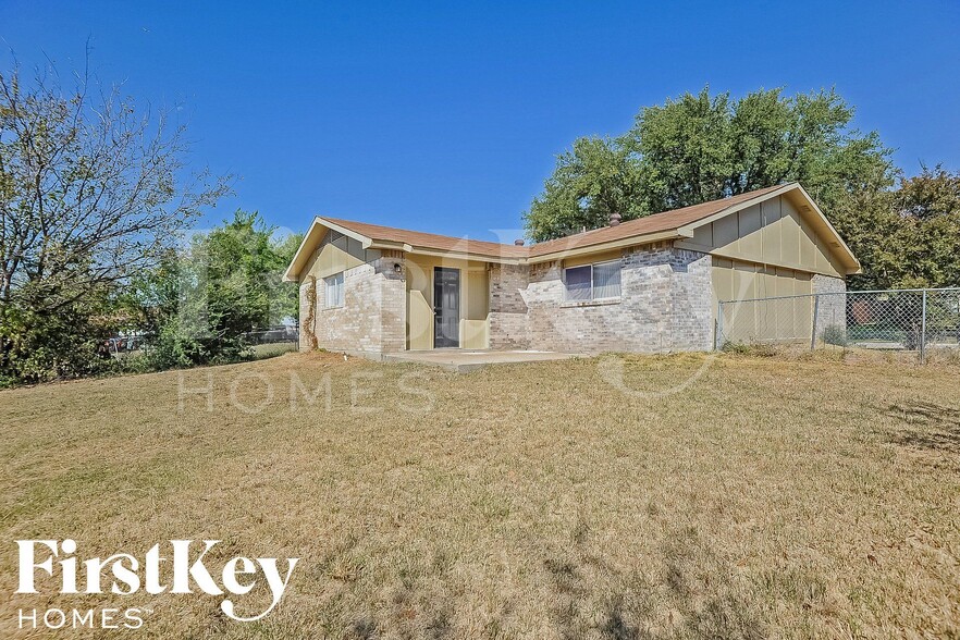 Building Photo - 2202 Lockwood Dr