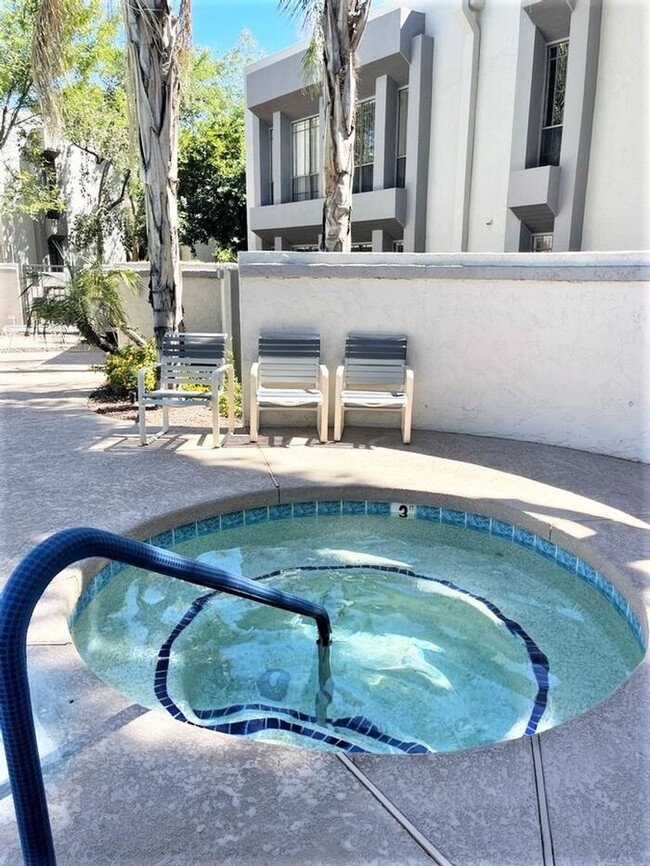 Building Photo - 2 Bedroom / 2 Bath Condo in a guard gated ...